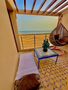 Un balcón o terraza en Beachfront Family House With Ocean View at Imi ouadar 10mn from Taghazout