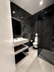 a bathroom with a sink and a toilet at Kompleksi Muja in Velipojë
