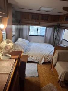 1 Schlafzimmer mit 2 Betten in einem Wohnwagen in der Unterkunft Côté plage in Vias + 19 Fotos