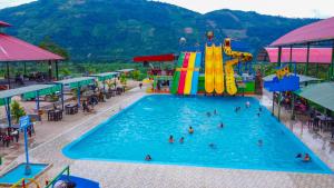 un grupo de personas en una piscina en un parque acuático en Recreo Hotel Aldea, en San Antonio