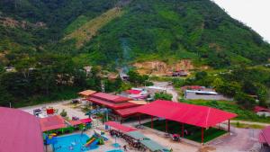 Una vista aérea de un parque de atracciones con un parque acuático. en Recreo Hotel Aldea, en San Antonio