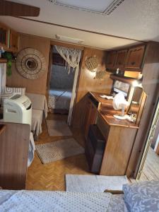 Zimmer mit einer Küche und einem Schreibtisch in einem Zimmer in der Unterkunft Côté plage in Vias