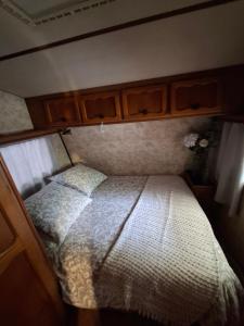 ein Bett auf der Rückseite eines kleinen Zimmers in der Unterkunft Côté plage in Vias