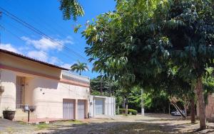 een gebouw met een boom ervoor bij Casa próximo centro de eventos com ar condicionado in Fortaleza
