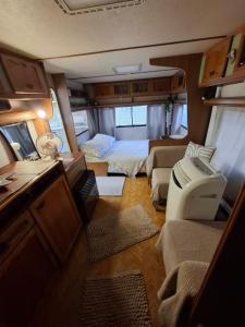 Blick auf einen Wohnwagen mit 2 Betten in der Unterkunft Côté plage in Vias