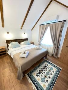 Un dormitorio con una cama grande y una ventana. en Casa Vonvea, en Ocna Şugatag