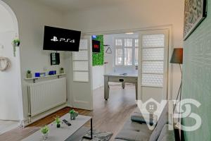 レスターにあるFamily&GroupRetreat GamesRoomのテーブルと机のあるリビングルーム