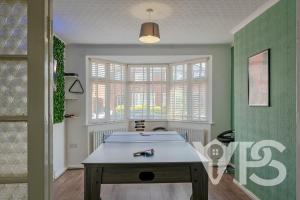 レスターにあるFamily&GroupRetreat GamesRoomのテーブルと窓のある部屋