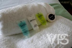 レスターにあるFamily&GroupRetreat GamesRoomのタオルの上に保湿剤のボトル4本が置かれている +46枚の写真
