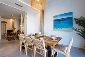 Un comedor con mesa y sillas de madera. en Al Sur Home Marqués, en Sevilla