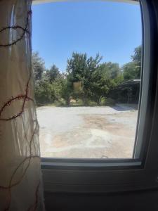 una ventana con vista a un campo de tierra en Green Living, en Mytilini 19 fotos más