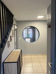 ein Flur mit einem runden Fenster in einem Zimmer in der Unterkunft Chez Tony in Wintzenheim