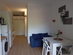 a small apartment with a blue couch and a table at Charmant appartement St Florent in Saint-Florent
