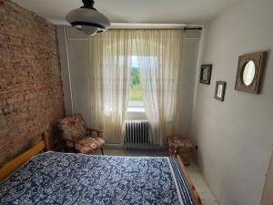 a bedroom with a bed and a window at Mieszkanie niedoskonałe in Pniewo