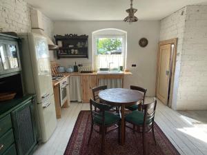 a kitchen with a table and chairs in a kitchen at Mieszkanie niedoskonałe in Pniewo