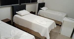 Ένα ή περισσότερα κρεβάτια σε δωμάτιο στο Hotel Serrano