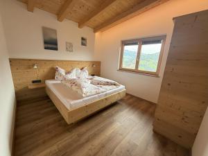 a bedroom with a bed and a window at Ferienhaus Innergruben in Hippach