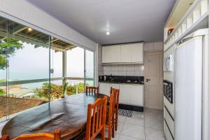 Kuchyň nebo kuchyňský kout v ubytování Penha | Casa perto da Praia de São Miguel