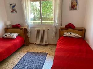 Katil atau katil-katil dalam bilik di villa 7 personnes 45 mn Barcelone vue sur Montserrat