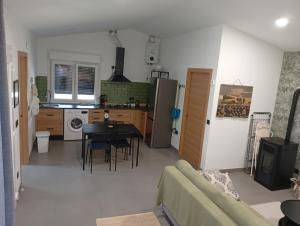 Η κουζίνα ή μικρή κουζίνα στο Acogedora casa de invitados