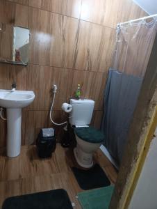 a bathroom with a toilet and a sink at Morada das mangueiras em Soure in Soure +43 photos