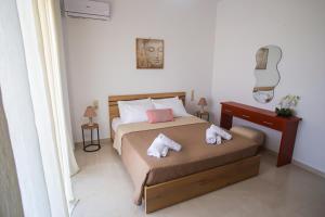 a bedroom with a bed with towels on it at LiRa in Kremasti