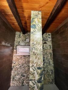 Habitación con cama con pared en Кемпінг, намети, en Surskoye