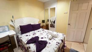 Llit o llits en una habitació de Argalo Suites 1