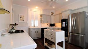 Η κουζίνα ή μικρή κουζίνα στο 207 Howard Street - The "Schapteau"