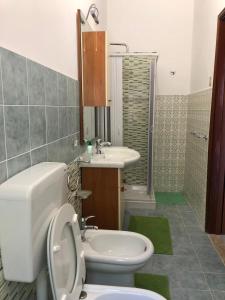 a bathroom with a toilet and a sink at Hotel La Quiete in Sinagra