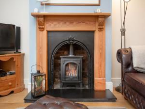 シドマスにあるHill Viewの暖炉付きのリビングルーム