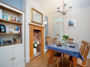 シドマスにあるHill Viewのテーブルと椅子のあるキッチンとダイニングルーム