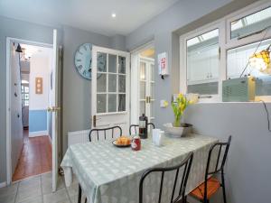 シドマスにあるHill Viewのダイニングルーム(テーブル、壁掛け時計付)