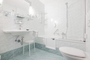 Koupelna v ubytování Hotel Schönegg + 33 fotografií