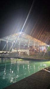 彭杜克古鲁巴克迪小屋民宿内部或周边的泳池
