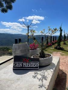 a sign that says grand parades sitting on a ledge at Resort Gran Paradiso Campos do Jordão in Campos do Jordão