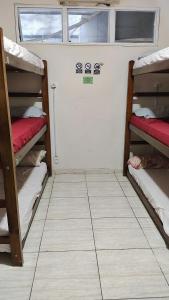 Hostel mundo客房内的一张或多张床位