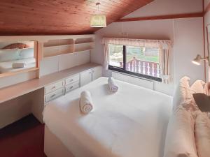 Una habitación con una gran mesa blanca y una ventana. en 27 Aviemore Holiday Park, en Aviemore 12 fotos más