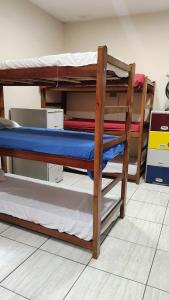 Hostel mundo客房内的一张或多张双层床