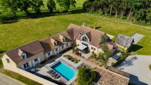 an aerial view of a house with a swimming pool at Gîte du Soleil dans la Ruelle - Les Hirondelles in Yvré-lʼÉvêque +60 photos