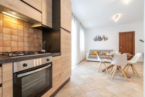 ポルト・トッレスにあるMaison Apartments Porto Torres Centerのコンロ付きのキッチン テーブルの横にあるトップオーブン +20枚の写真