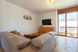 ポルト・トッレスにあるMaison Apartments Porto Torres Centerのソファと薄型テレビのあるリビングルーム