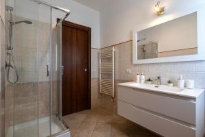 ポルト・トッレスにあるMaison Apartments Porto Torres Centerの洗面台と鏡付きシャワーを備えたバスルーム