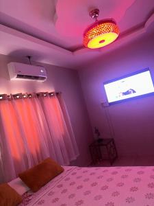 a room with a bed and a projection screen at Residencial Quinta Los Laureles in La Ceiba