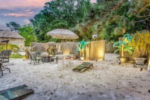 Aed väljaspool majutusasutust Tiki Bliss Pool & Resort Vibe