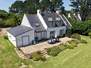 勒帕莱Gîte Gilles的一座白色的大房子,前面设有一个花园