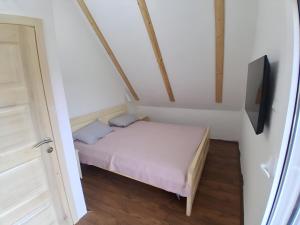 Postel nebo postele na pokoji v ubytování Mountain Cabin in Kučka Korita