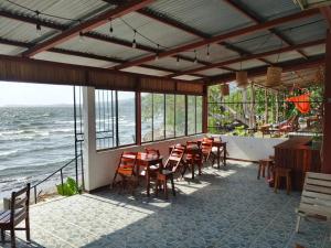 AltagraciaにあるMiraflores beach front stayの海の景色を望むレストラン(椅子、テーブル付) +24枚の写真