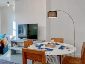 Televisyen dan/atau pusat hiburan di Apartment Three - Uk48495