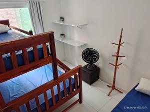 ein Schlafzimmer mit einem Etagenbett und einem Ventilator in der Unterkunft Home Sweet Home Gravatá in Gravatá